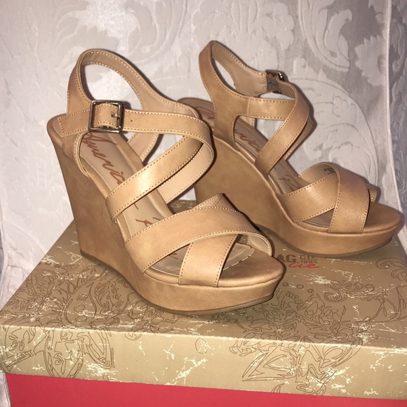 American Rag Tan Sandal Wedges size 5.5 with Strappy Design & Silver Hardware - Picture 9 of 12